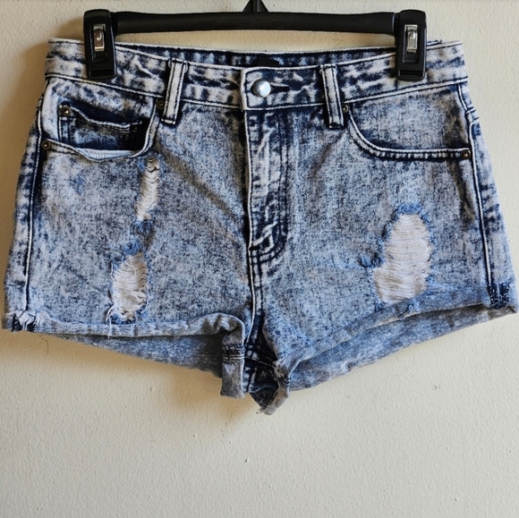 Forever 21 Pants - - FOREVER 21 ACID WASH DISTRESSED SHORTS SIZE 27